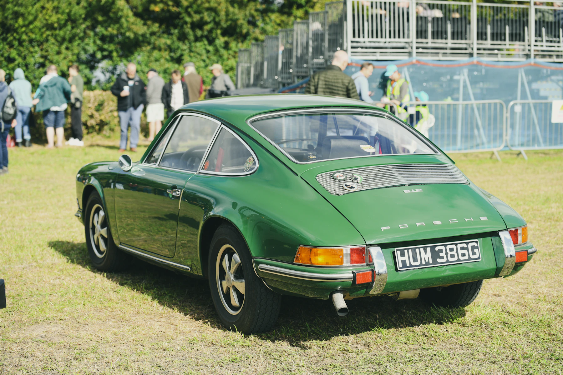 Porsche 911 clásico en un evento de coches históricos