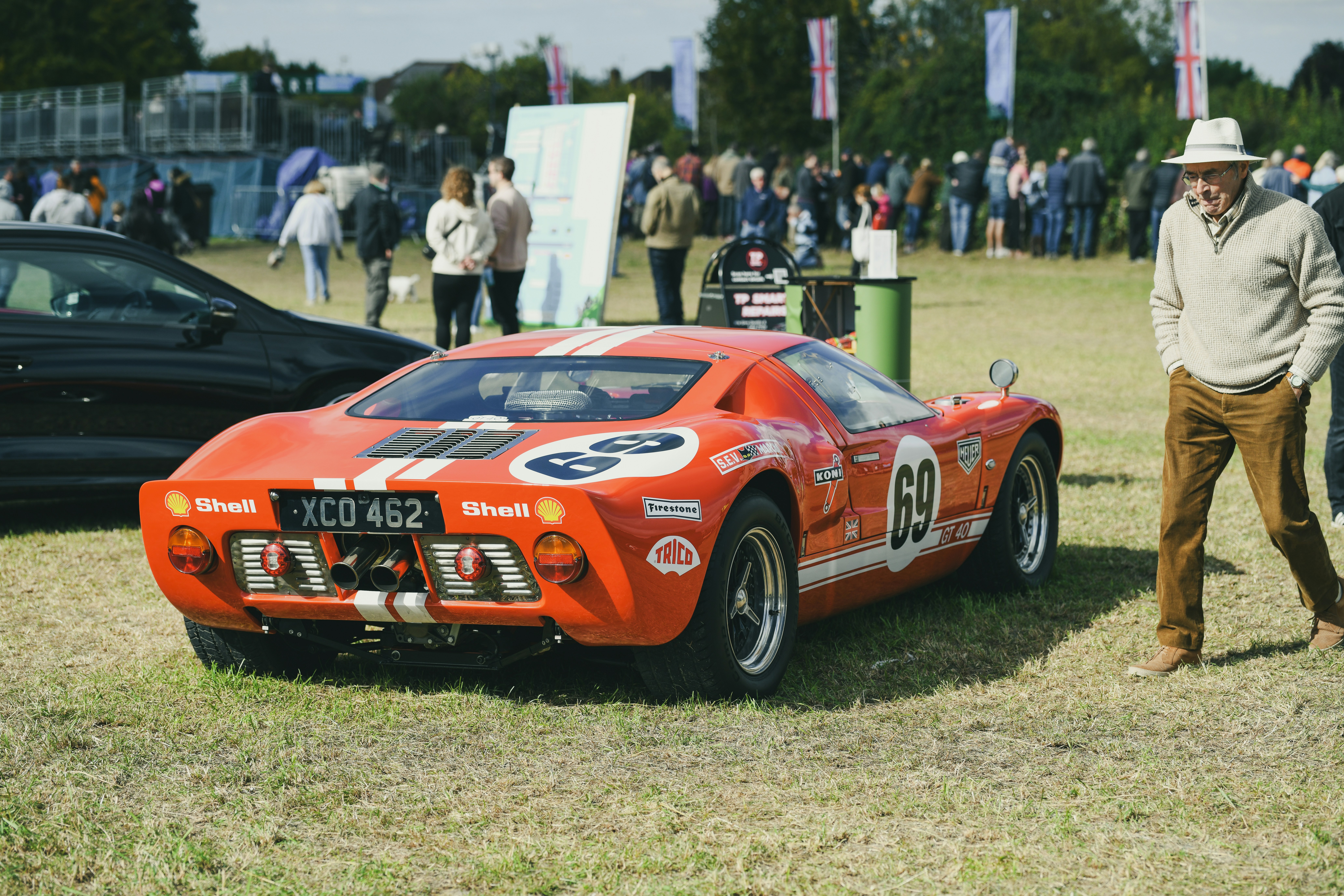 Ford GT40 racing, Gulf livery race car, vintage Le Mans track, classic Ford GT40., ilustrasi artikel Ford GT40: Relive the Le Mans Legend with Iconic High-Resolution Wallpapers 8