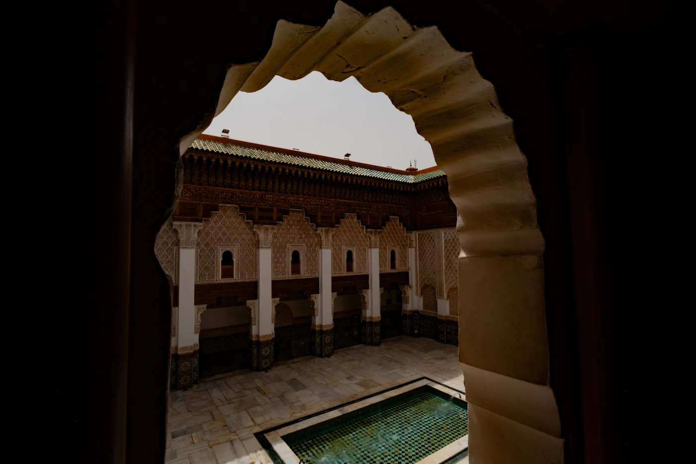 Patio à arcades avec bassin dans une maison de la Kasbah de Tanger