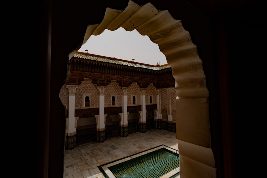Patio intérieur avec arches sculptées et piscine — Riad Royal Mandarin Oriental Marrakech