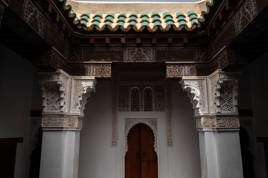 Cour intérieure avec porte à arche ornée — Pavillon Médina