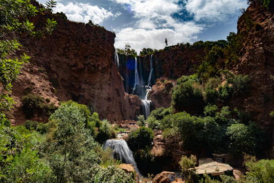 Cascadas de Ouzoud cayendo por los acantilados