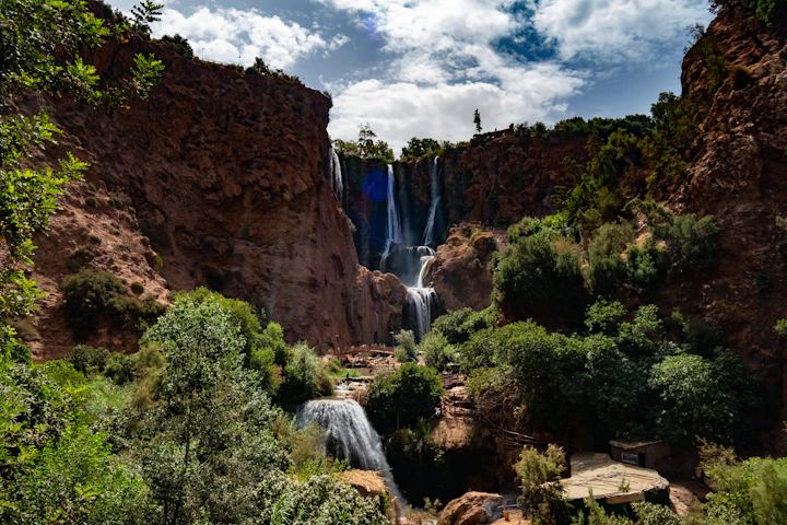 Cascadas de Ouzoud cayendo por los acantilados