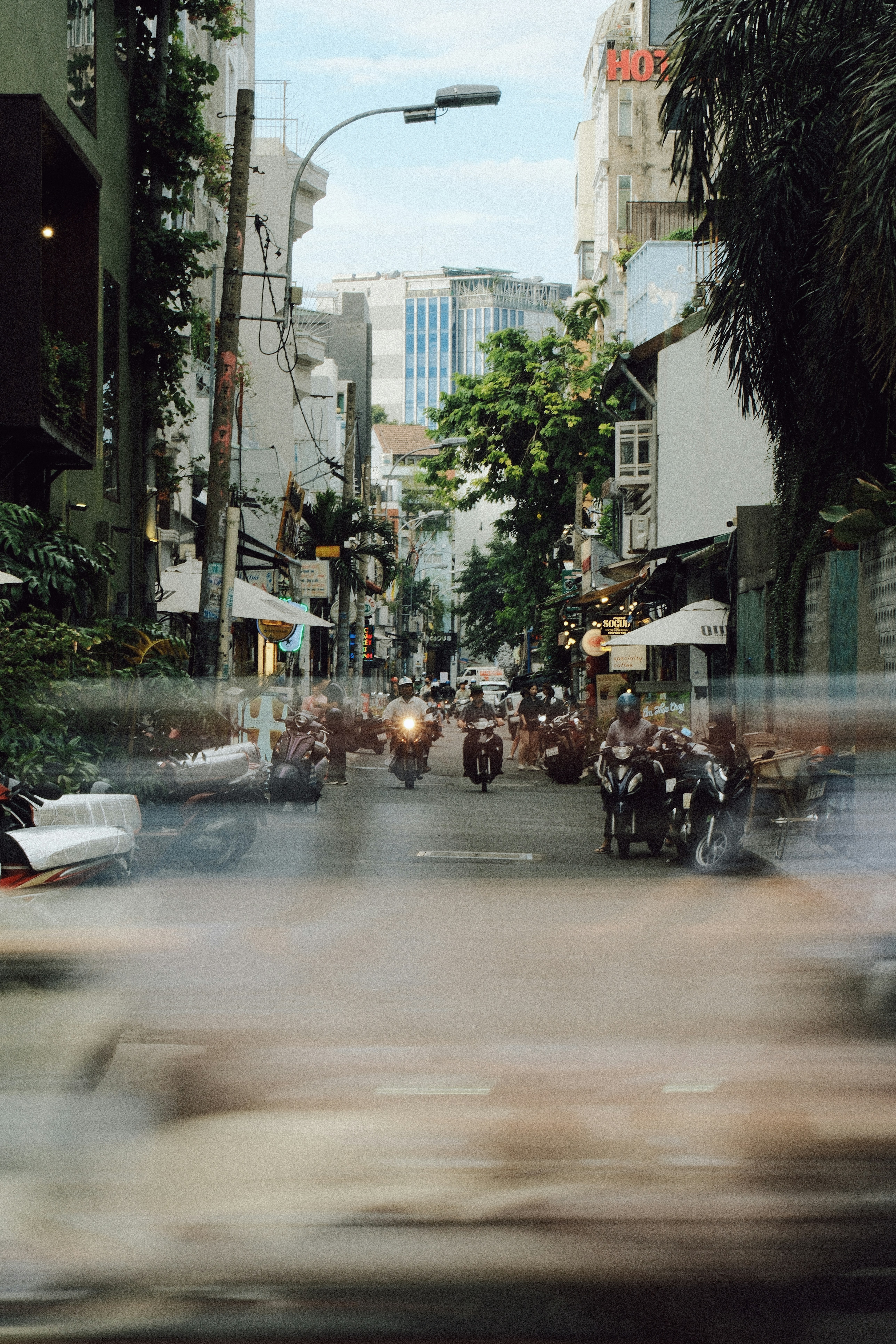 Motociclette che si muovono lungo una strada trafficata della città.