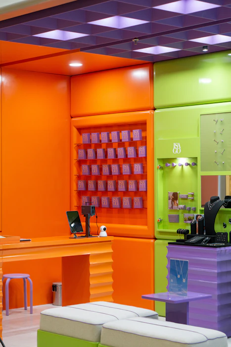 Fachada de loja de brinquedos com vitrine iluminada