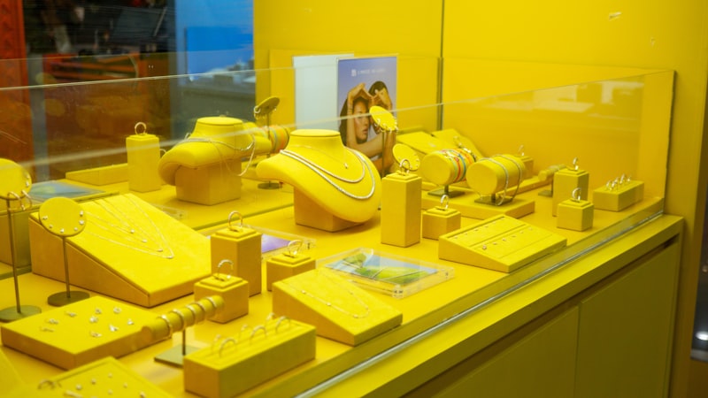 Bijoux en vitrine avec lumière chaude