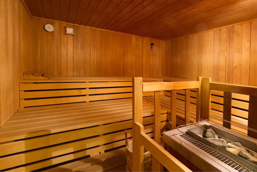 Detalle de iluminación cálida en una cabina de tratamiento