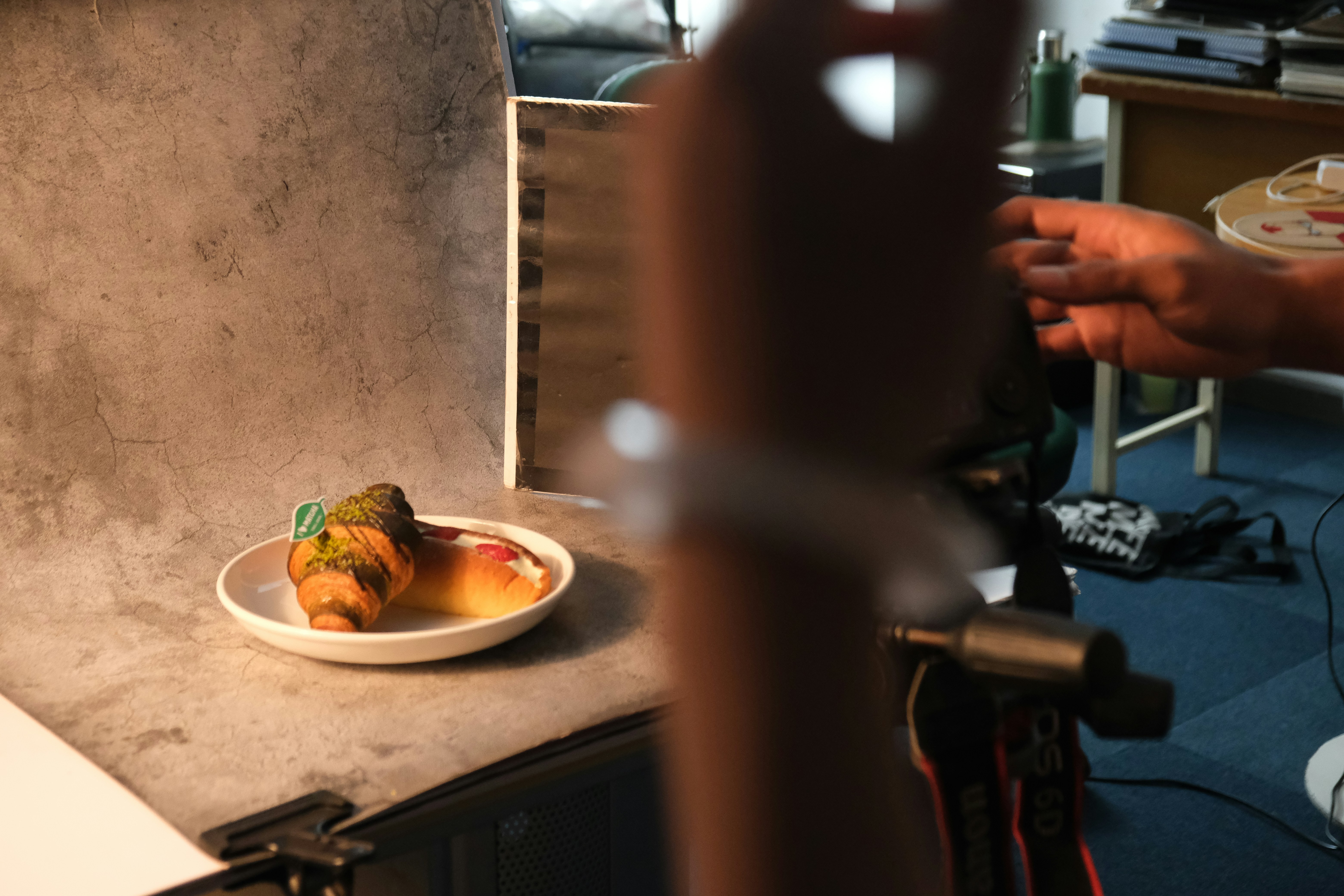 Lebensmittel auf einem Teller während des Aufbaus