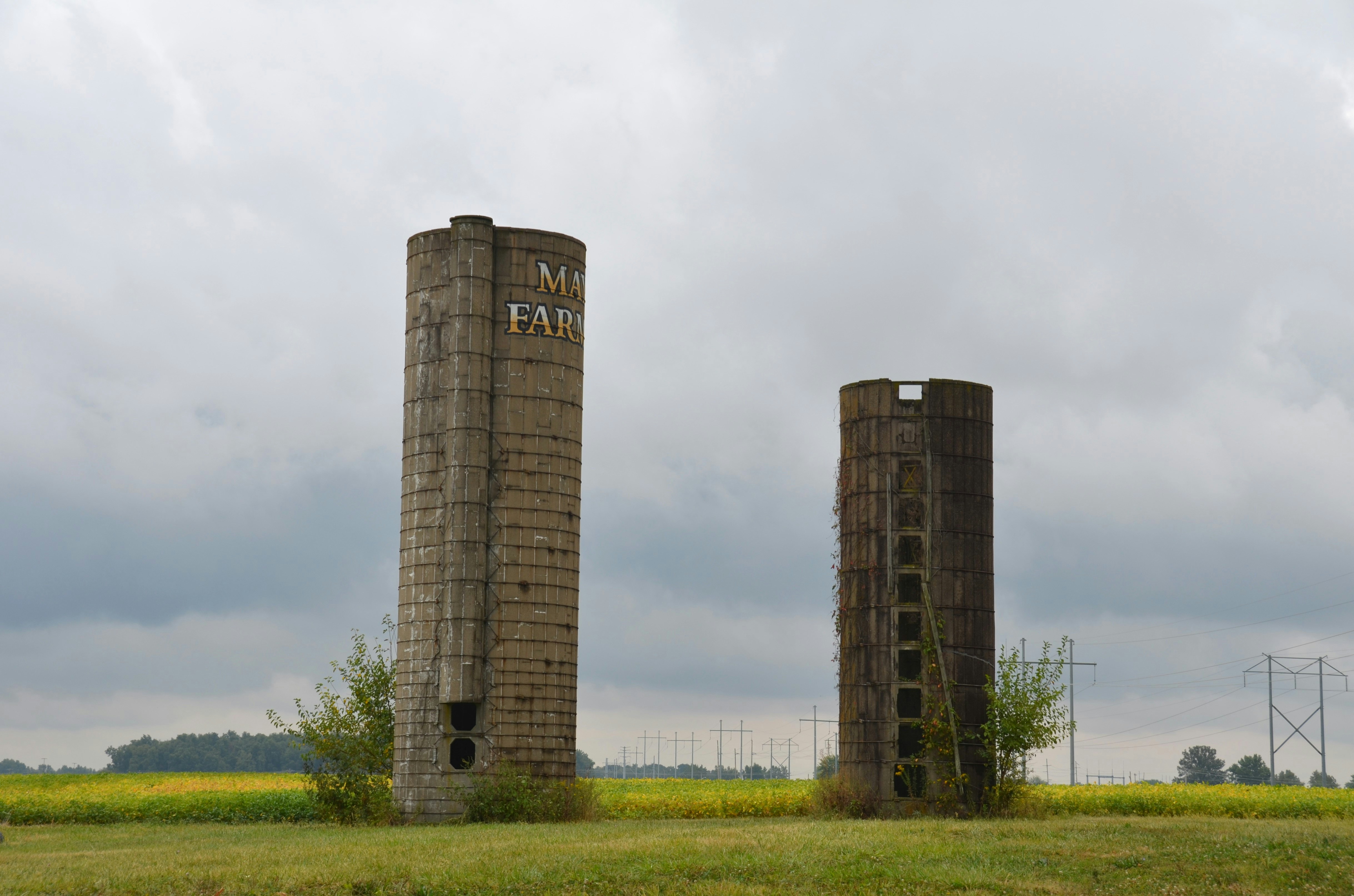 Comparison of legacy hardware silos vs elastic cloud infrastructure - cloud data platform