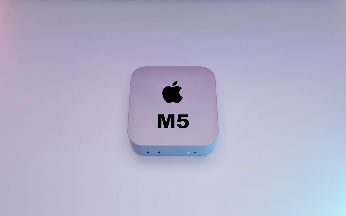 Mac Studio con chip M5 Ultra sobre un escritorio de desarrollador