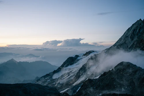 Sommet de montagne au lever du soleil — NaturiaGo