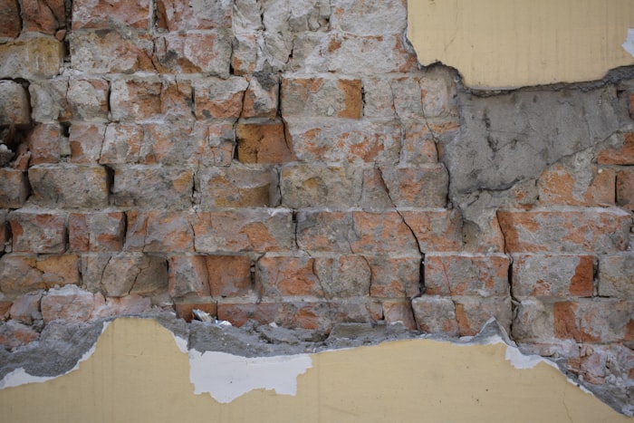 Parede em demolição durante remodelação
