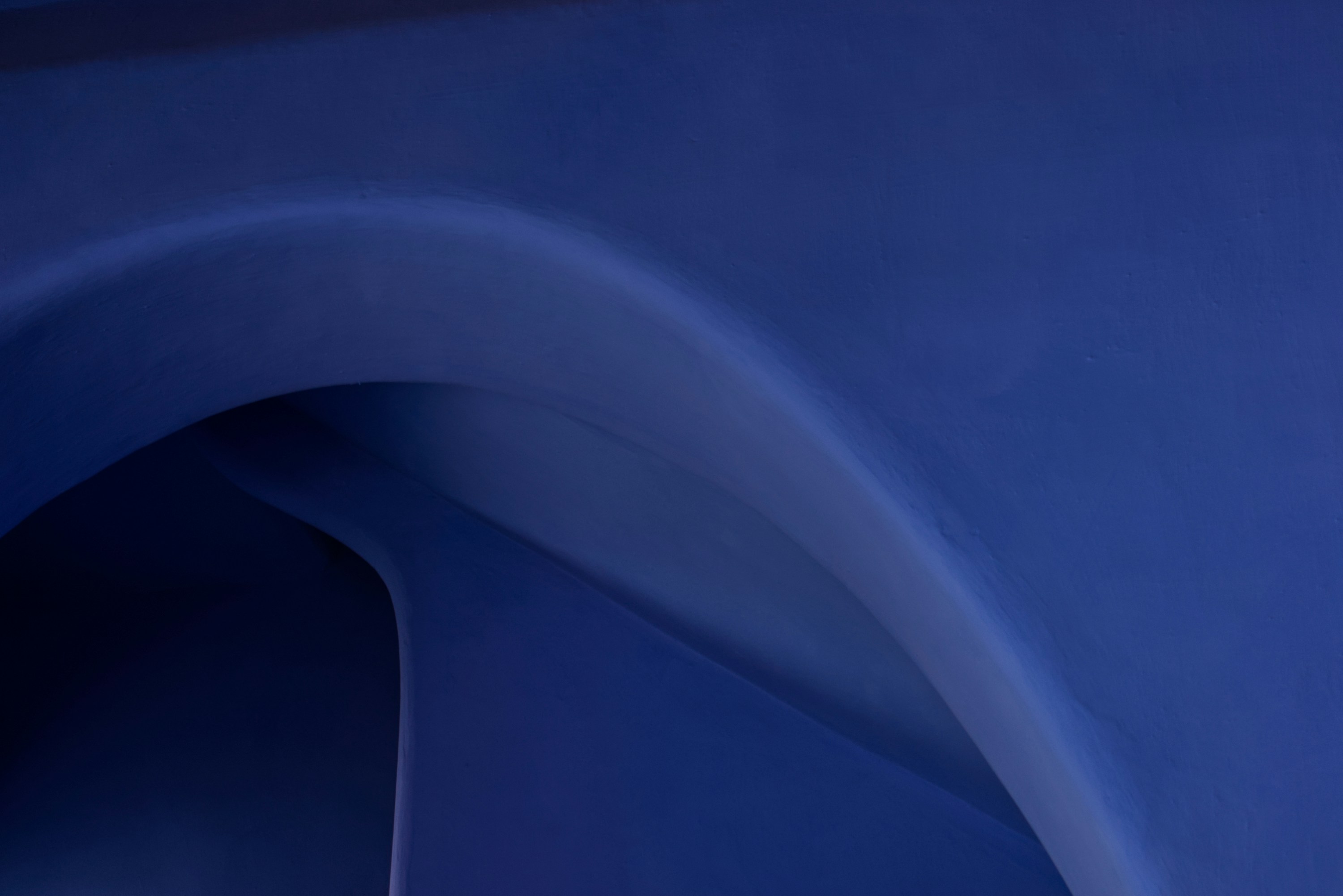 Curvas azules abstractas con sutiles degradados de luz