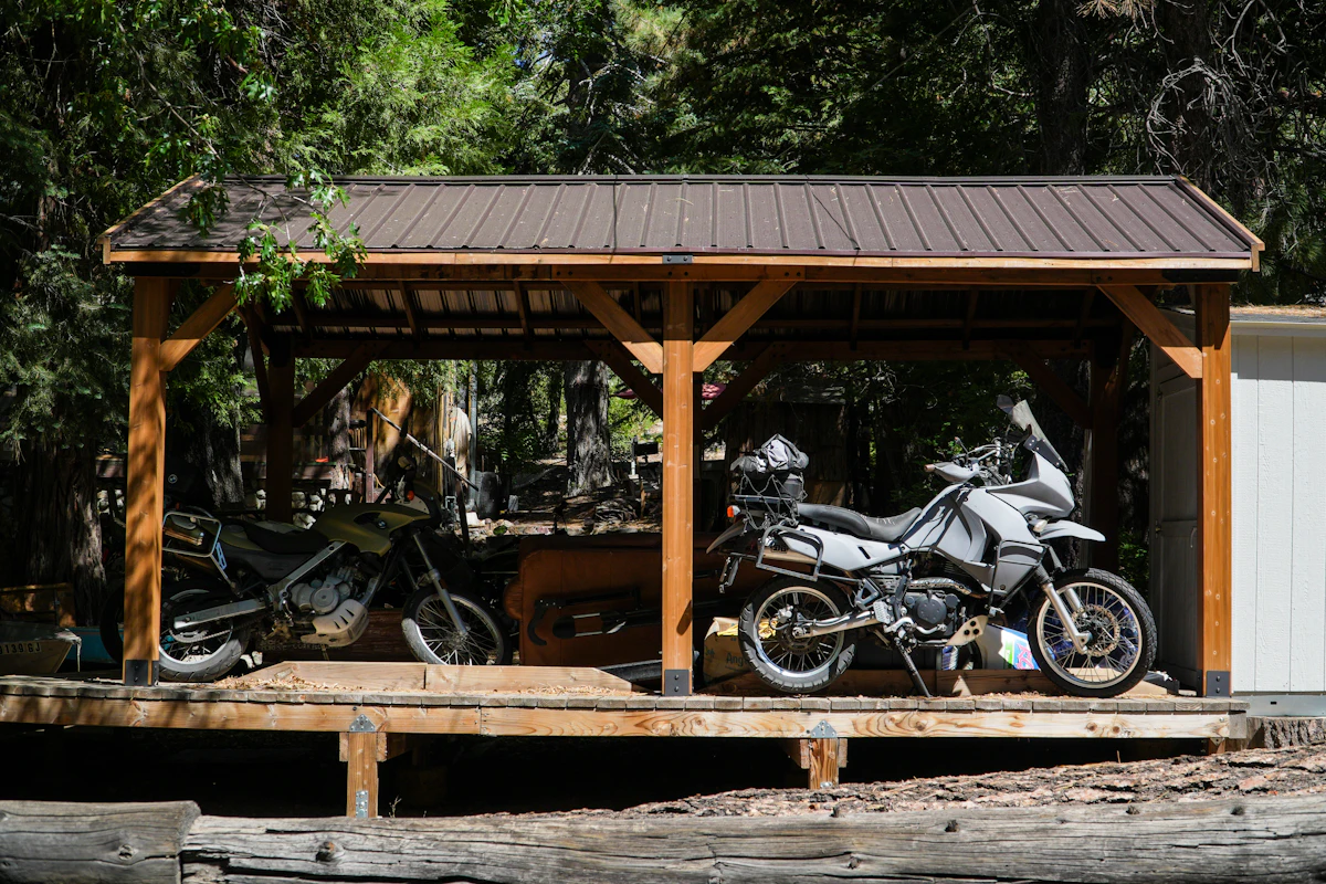 Carport-Konstruktion aus Holz auf einem Grundstück