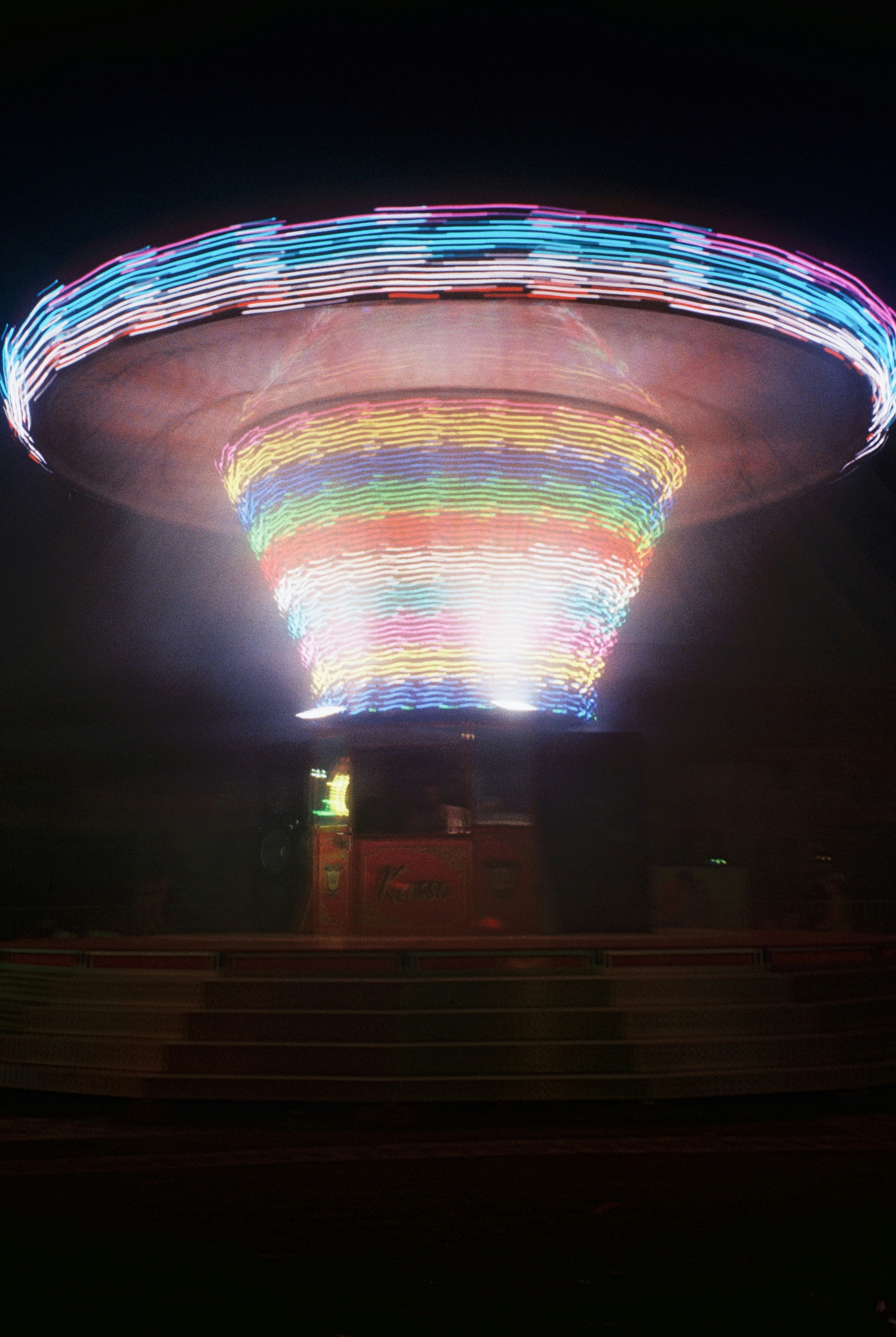 Passeio de parque de diversões giratório colorido à noite