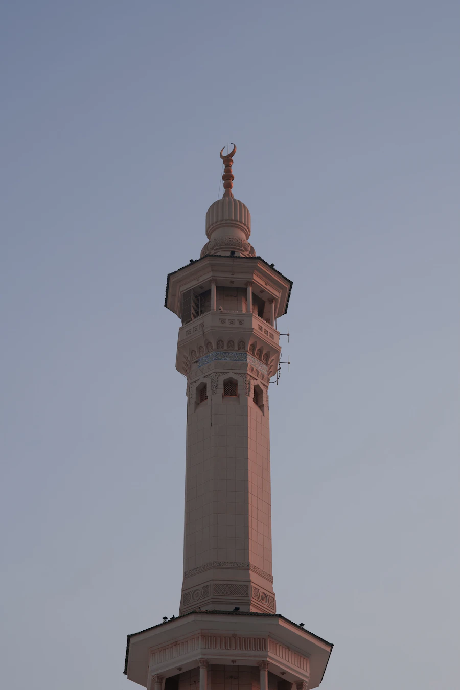 مئذنة مسجد عند شروق الشمس، ترمز لرسالة الإحياء والتجديد