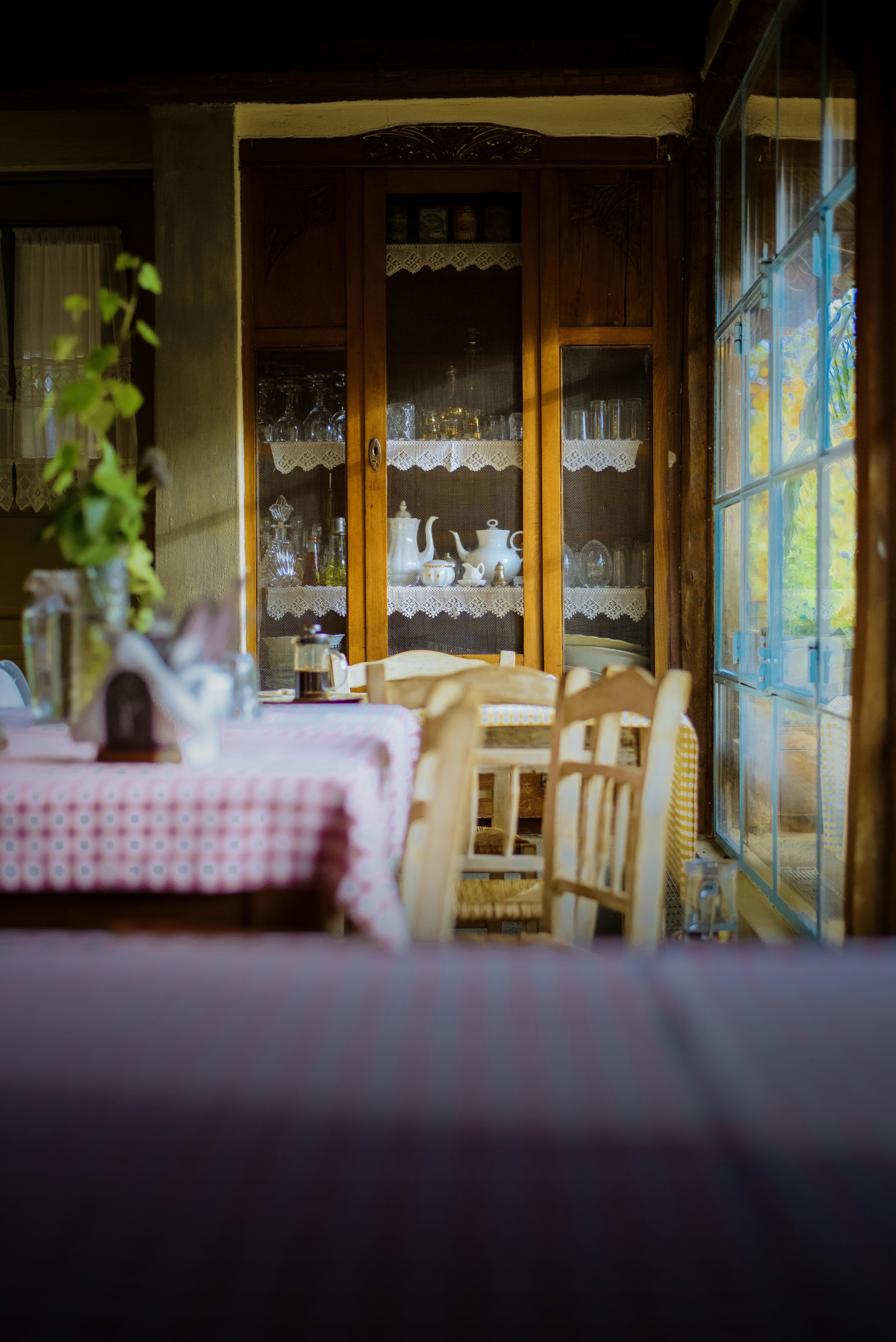 mediterranean dining room, wallpaper, Mediterranean Dining Rooms: Stylish & Pet-Friendly 3