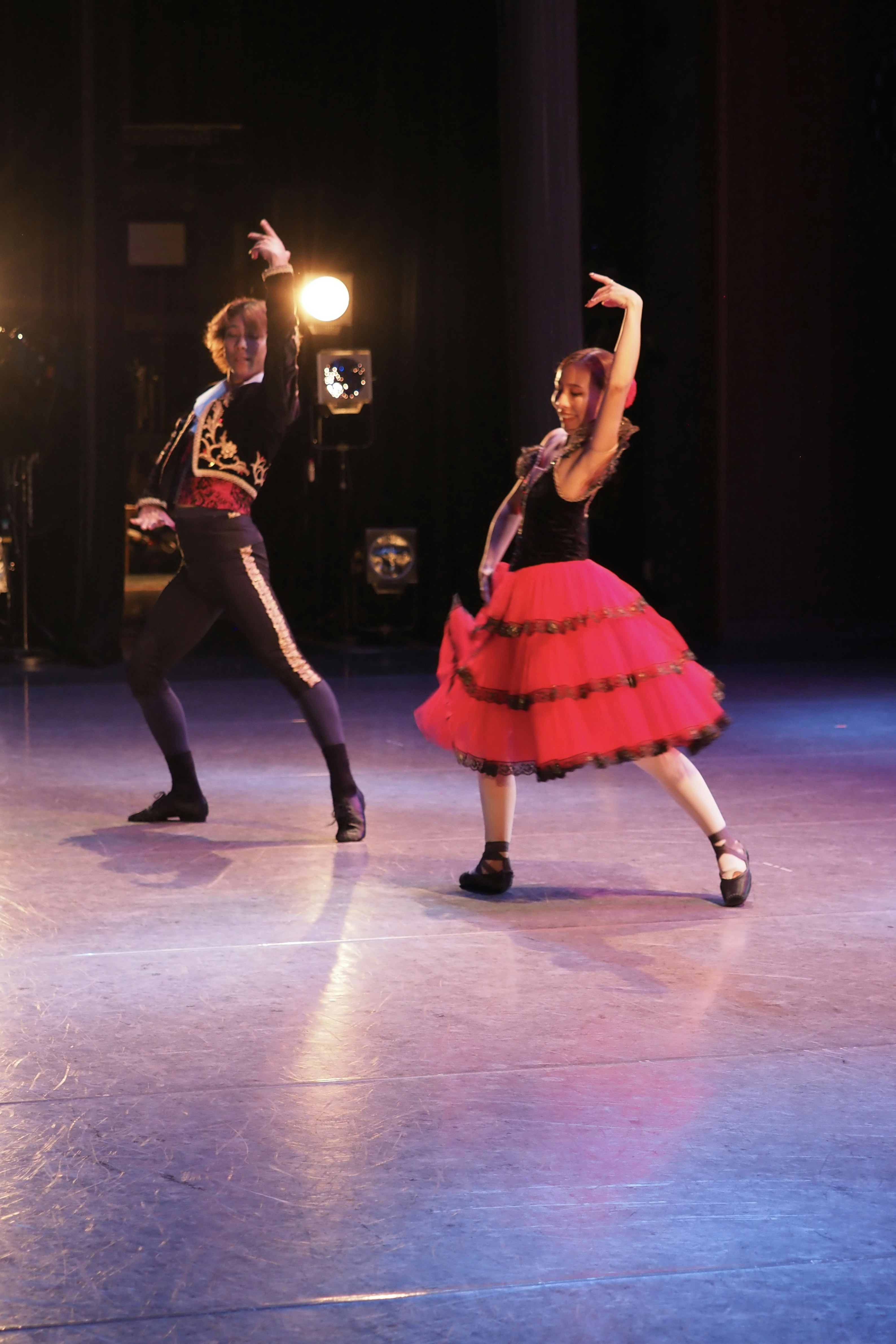 Bailarines con trajes tradicionales españoles actúan en el escenario. foto  – Imagen de Bailar gratuita en Unsplash, image size:3000x4500