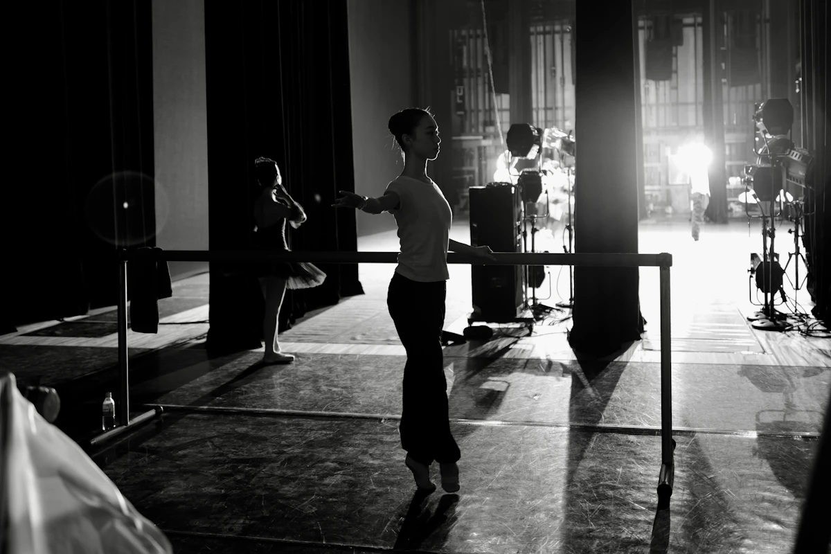 Des danseuses s'entraînent à la barre dans une salle de répétition