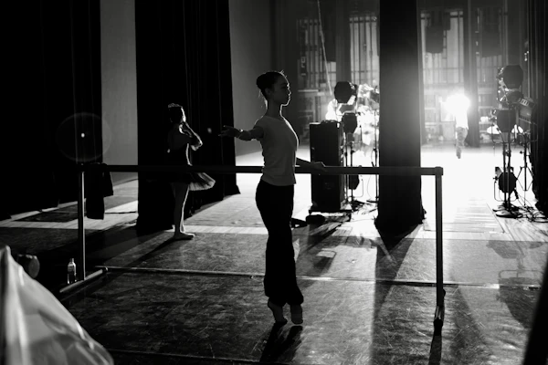 Des danseuses s'entraînent à la barre dans une salle de répétition