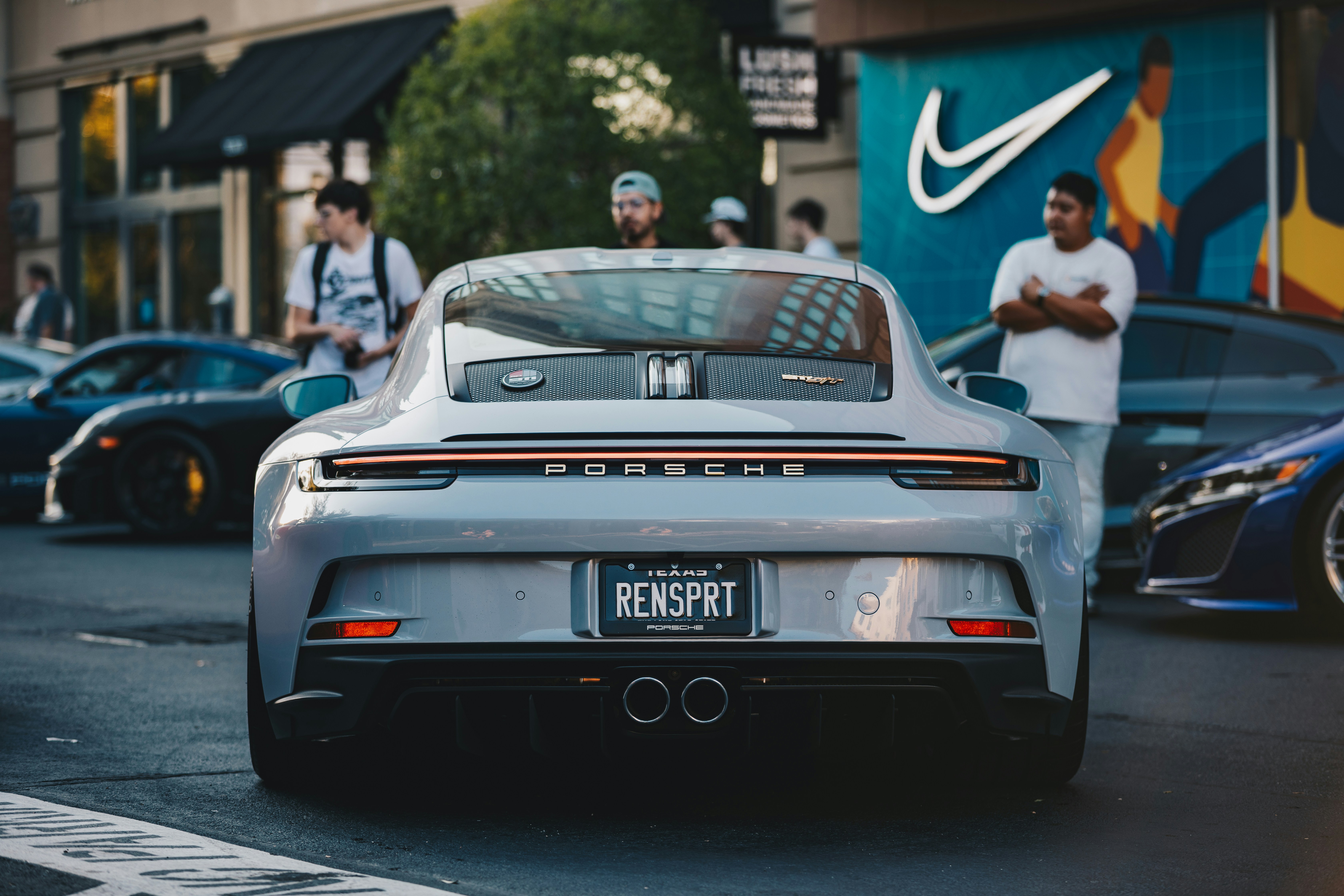 거리의 맞춤형 번호판이 있는 실버 포르쉐 911