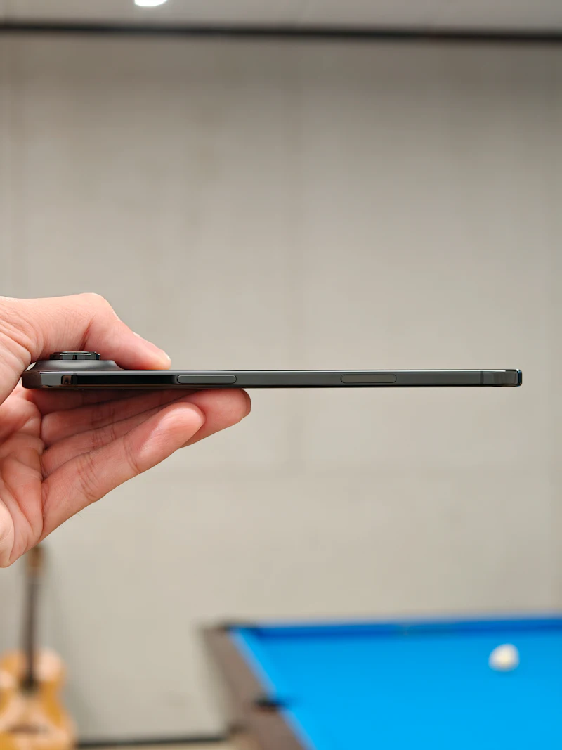Persona sosteniendo un celular con una app instalada