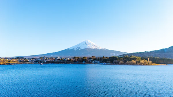 青い湖と富士山