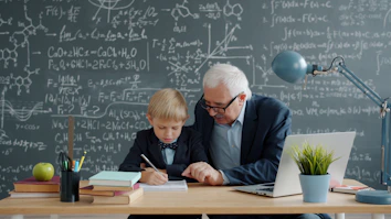 Un enseignant âgée aide un jeune élève en mathématiques