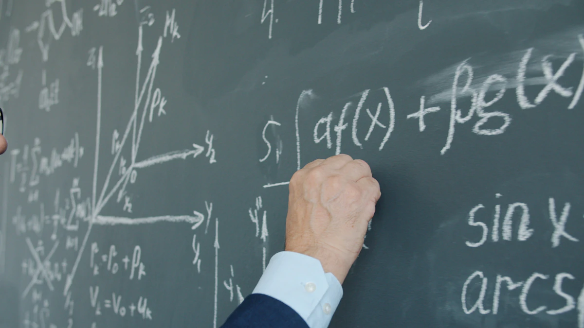 Professor escrevendo fórmulas matemáticas em quadro-negro