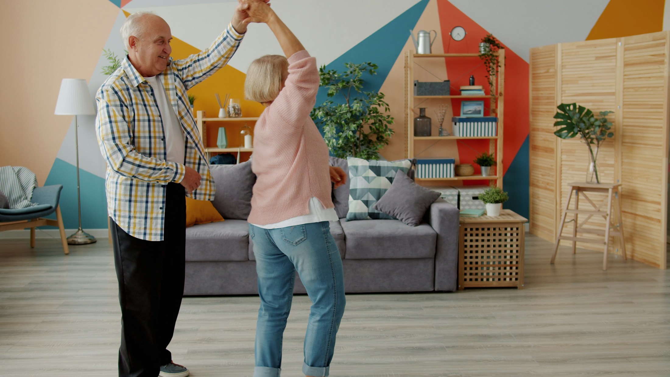 Älteres Paar tanzt im eigenen Wohnzimmer