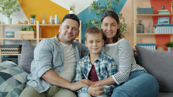 Família sorrindo, representando plano de saúde para família e pessoa física