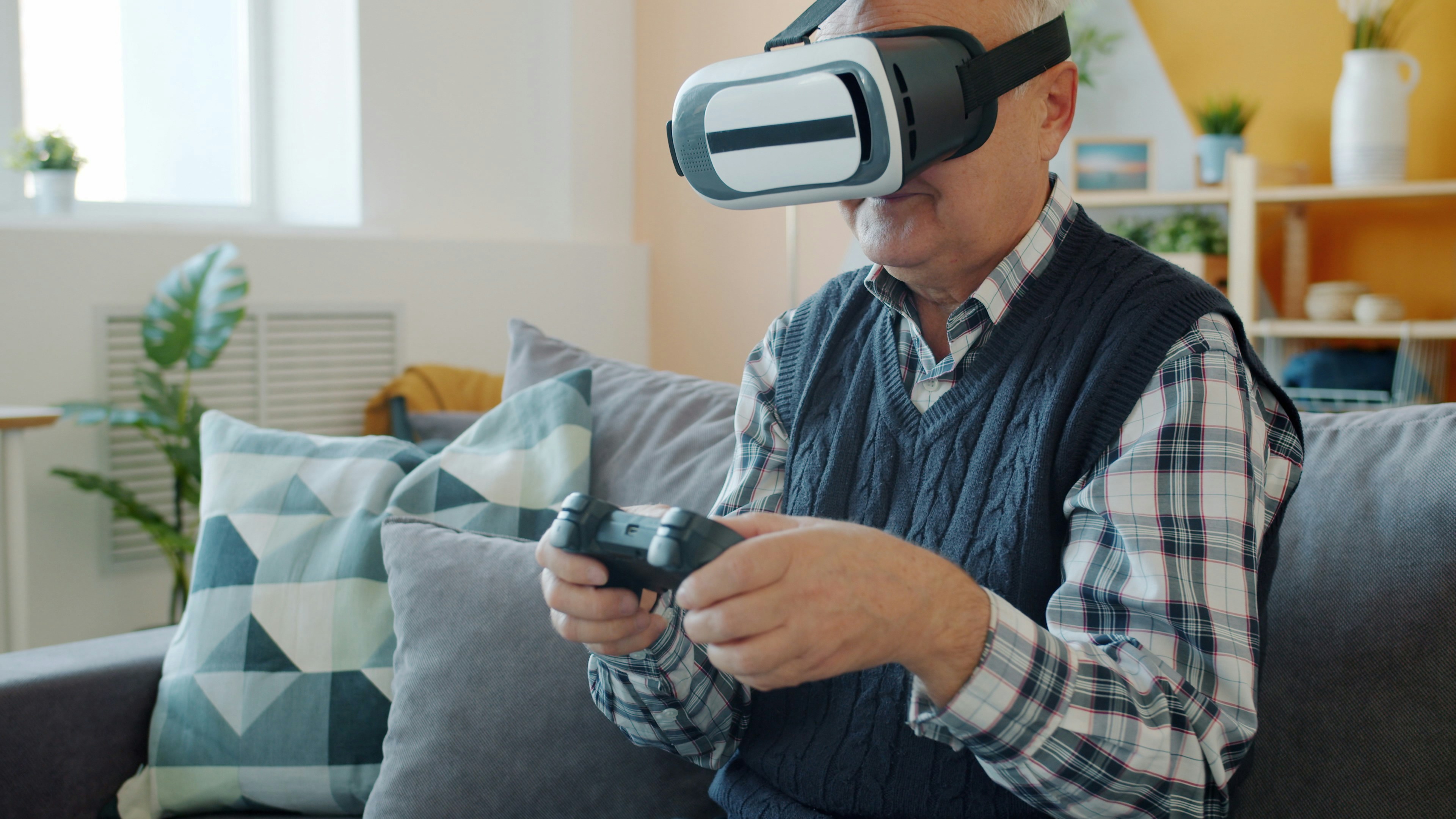 Hombre mayor disfrutando videojuegos en realidad virtual