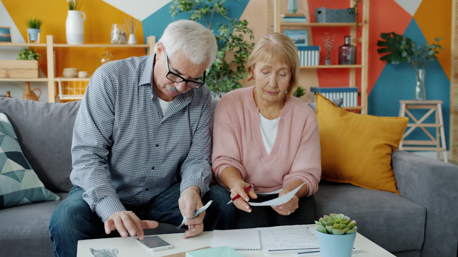 Ouder echtpaar dat samen de rekeningen en financiële post doorneemt
