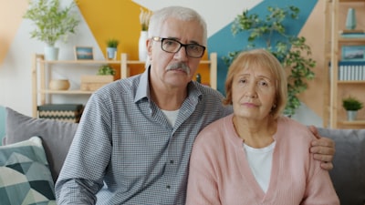 Yaşlı çift koltukta oturuyor, kuşaklar arası aile bağı