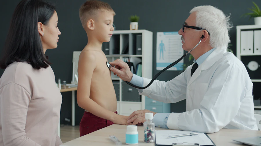 Pediatra examinando criança com a mãe ao lado — endocrinopediatria