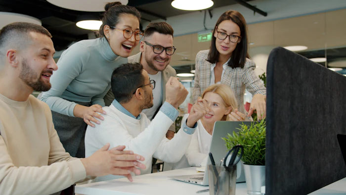 Equipe comemorando resultados no escritório