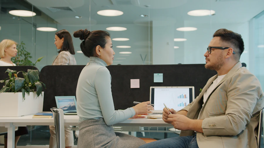 Dos compañeros conversando en su lugar de trabajo