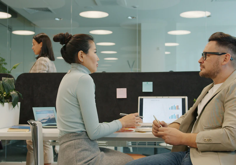 Twee collega's in een serieus gesprek op kantoor