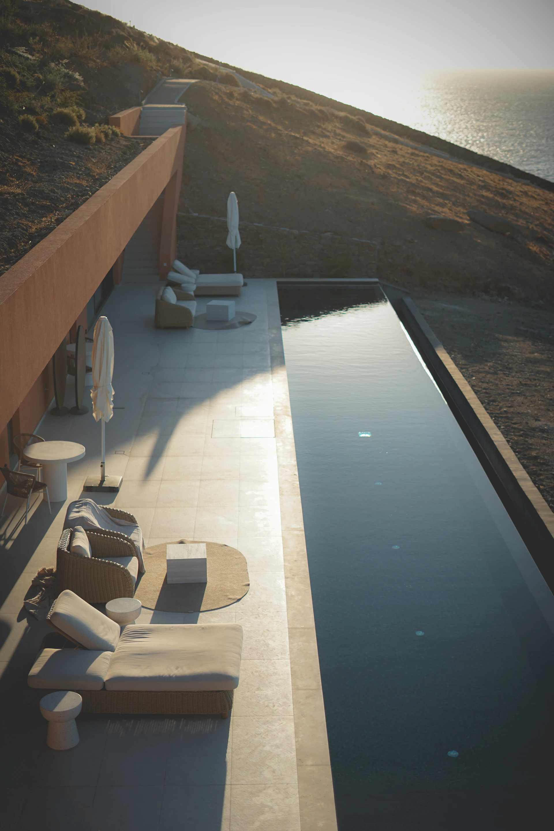 Piscine à débordement de Kaz Alizé ouvrant sur la mer, lumière de fin de journée