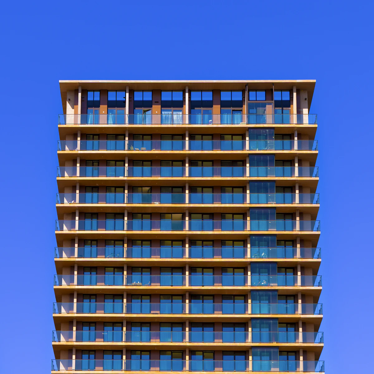 Modern appartementengebouw met balkons in Den Haag