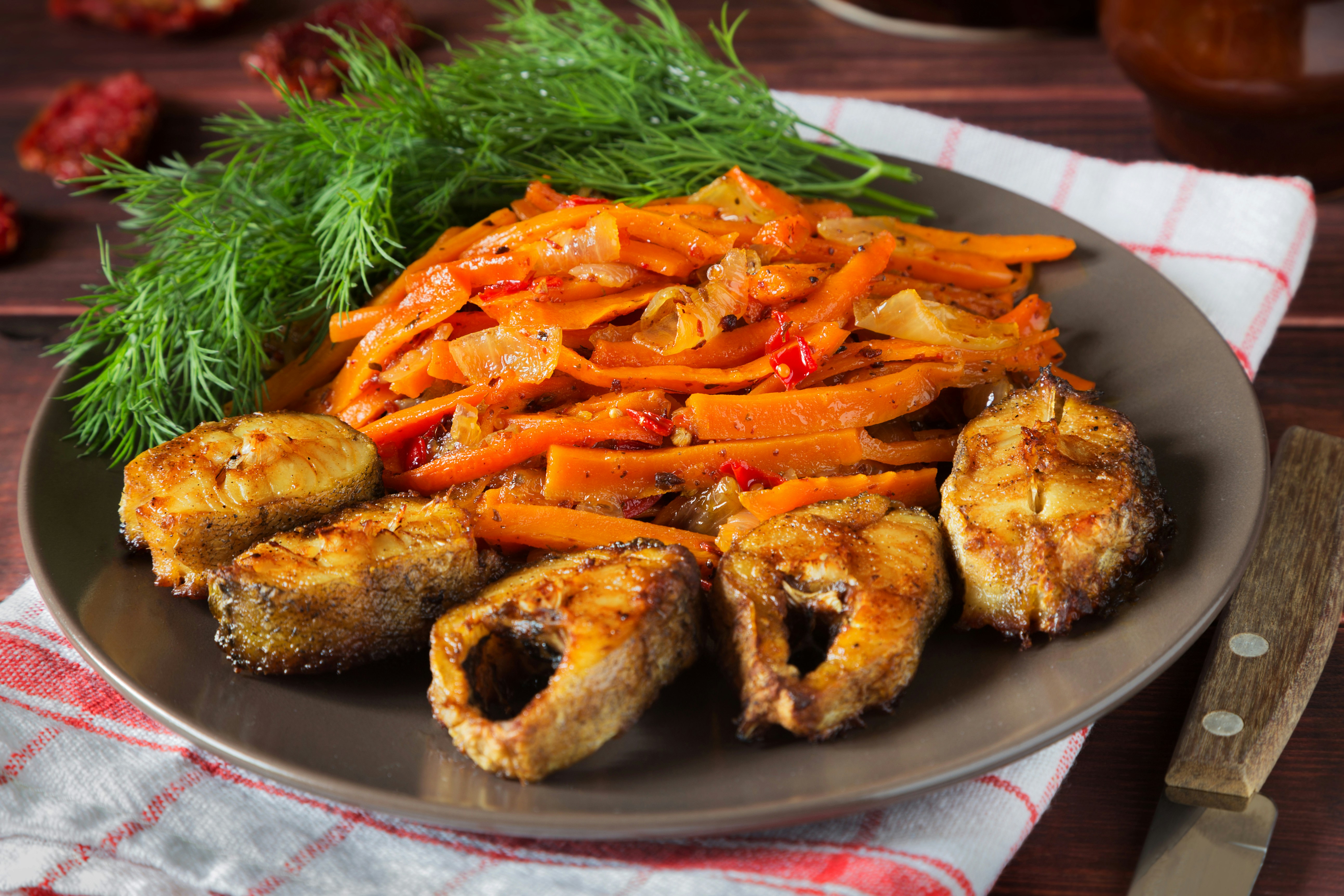 Healthy fried fish with vegetables