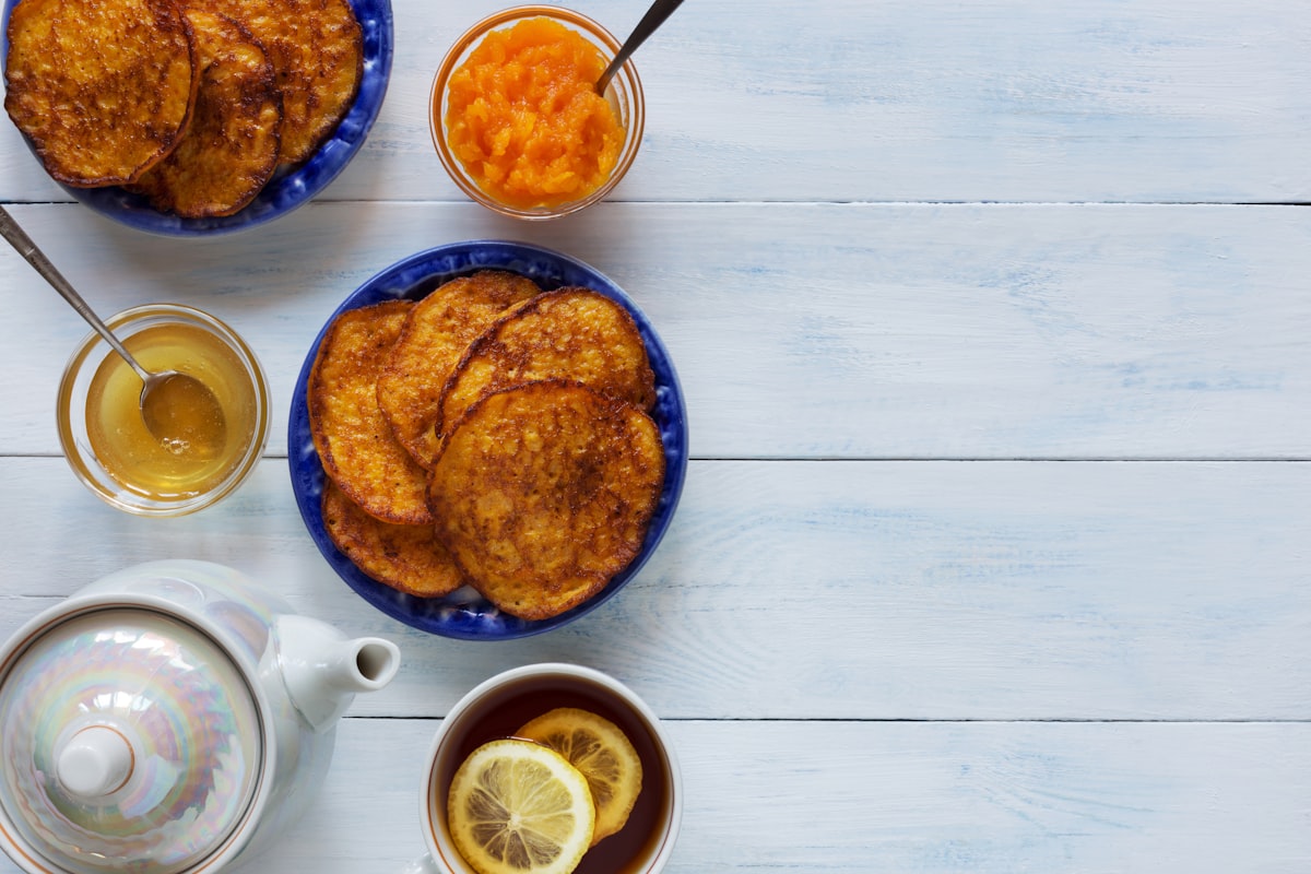 Pancakes avec miel et confiture