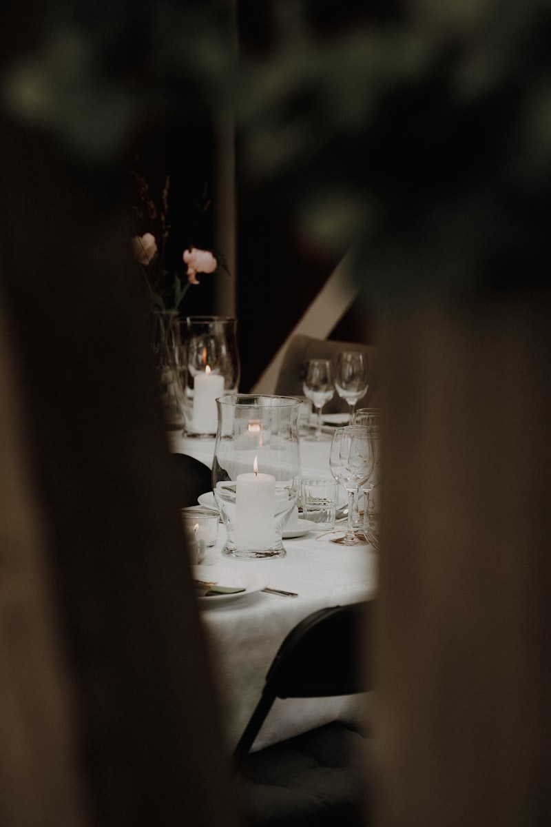Mesa con velas y copas preparada para un evento