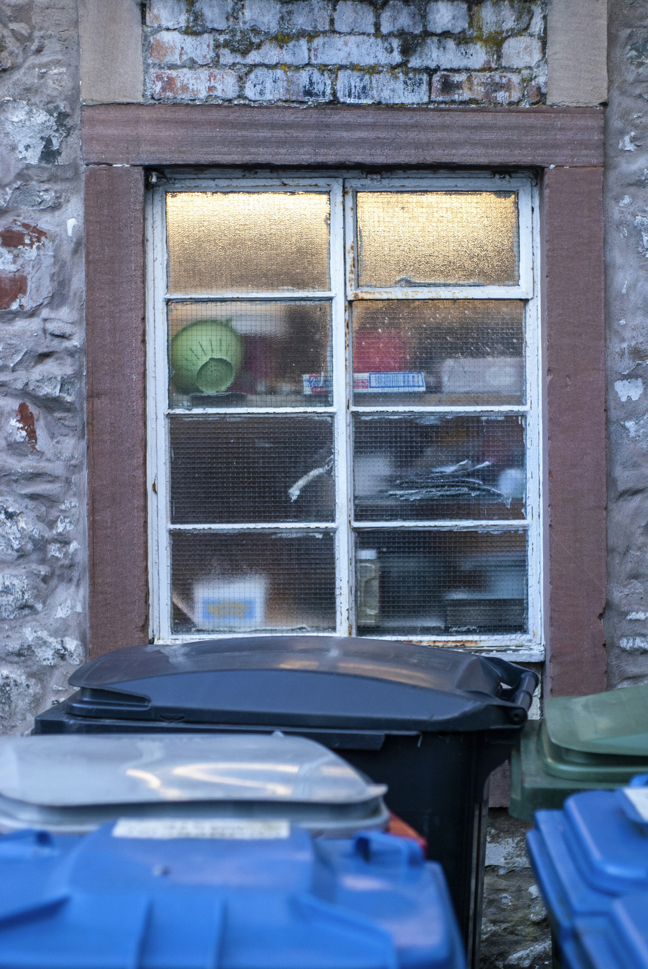 Fenêtre avec poubelles au premier plan