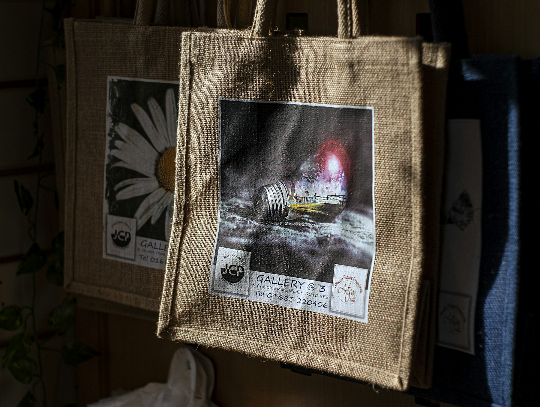 Printed jute shopping bags