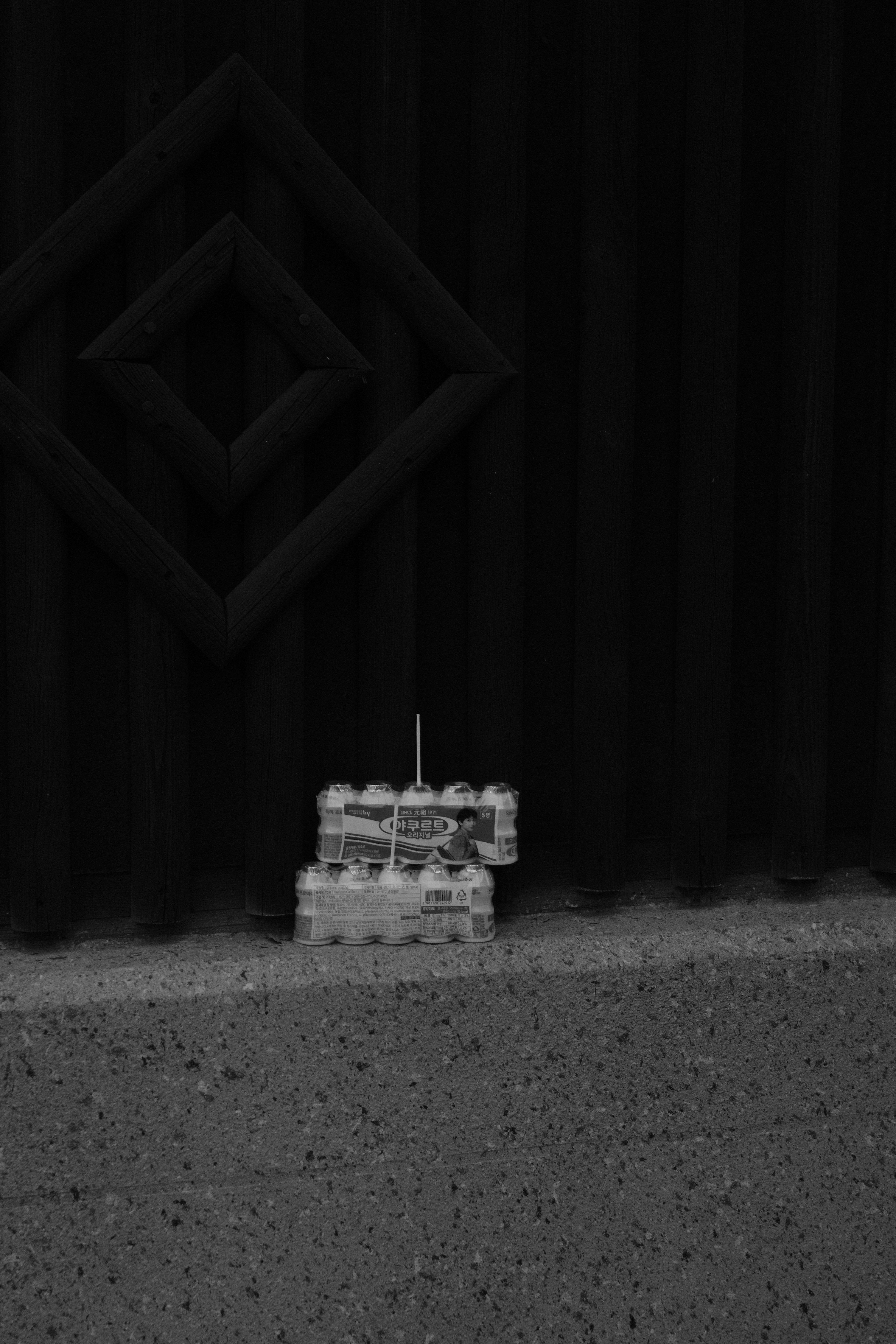 Garrafas de água empilhadas em uma superfície texturizada.