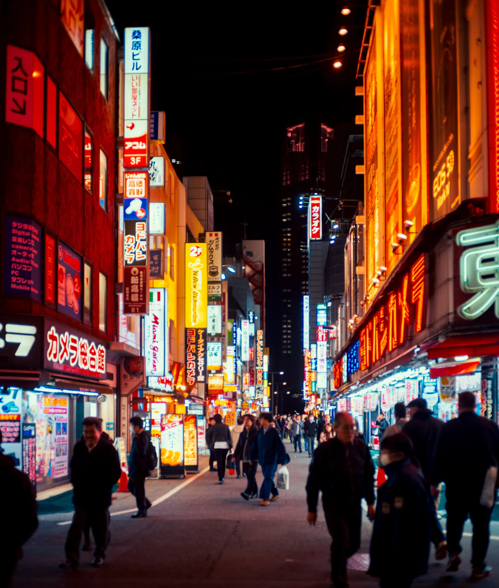 新宿のネオン輝く夜の繁華街
