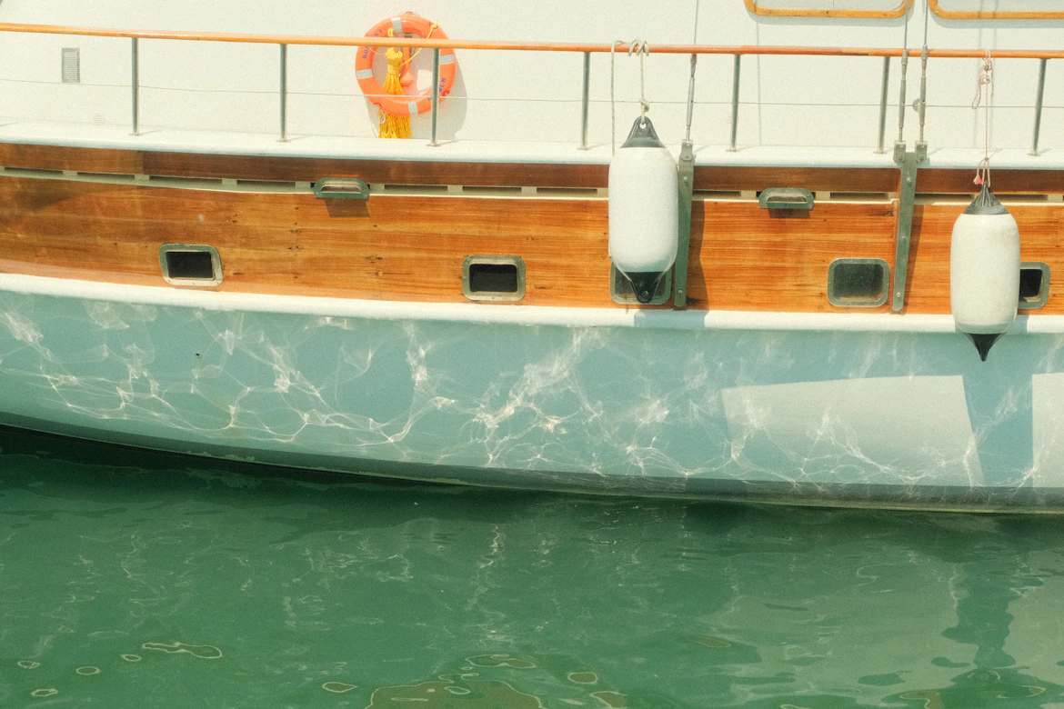 Bolhas de osmose no casco de barco de fibra de vidro - problema estrutural