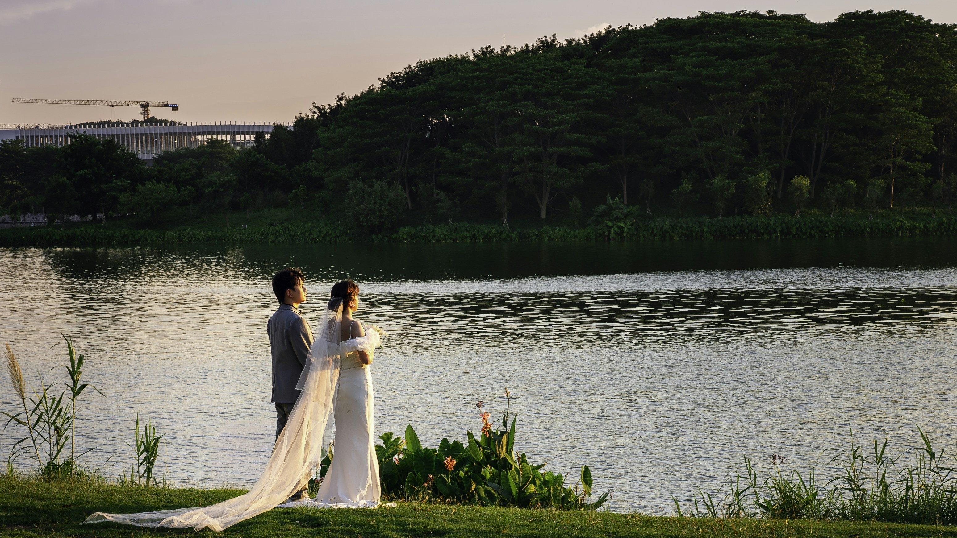 Wedding couple, romantic atmosphere, golden hour, ilustrasi artikel Beyond the Pixel: Why Film Photography is Reigniting the Romance of Weddings 4