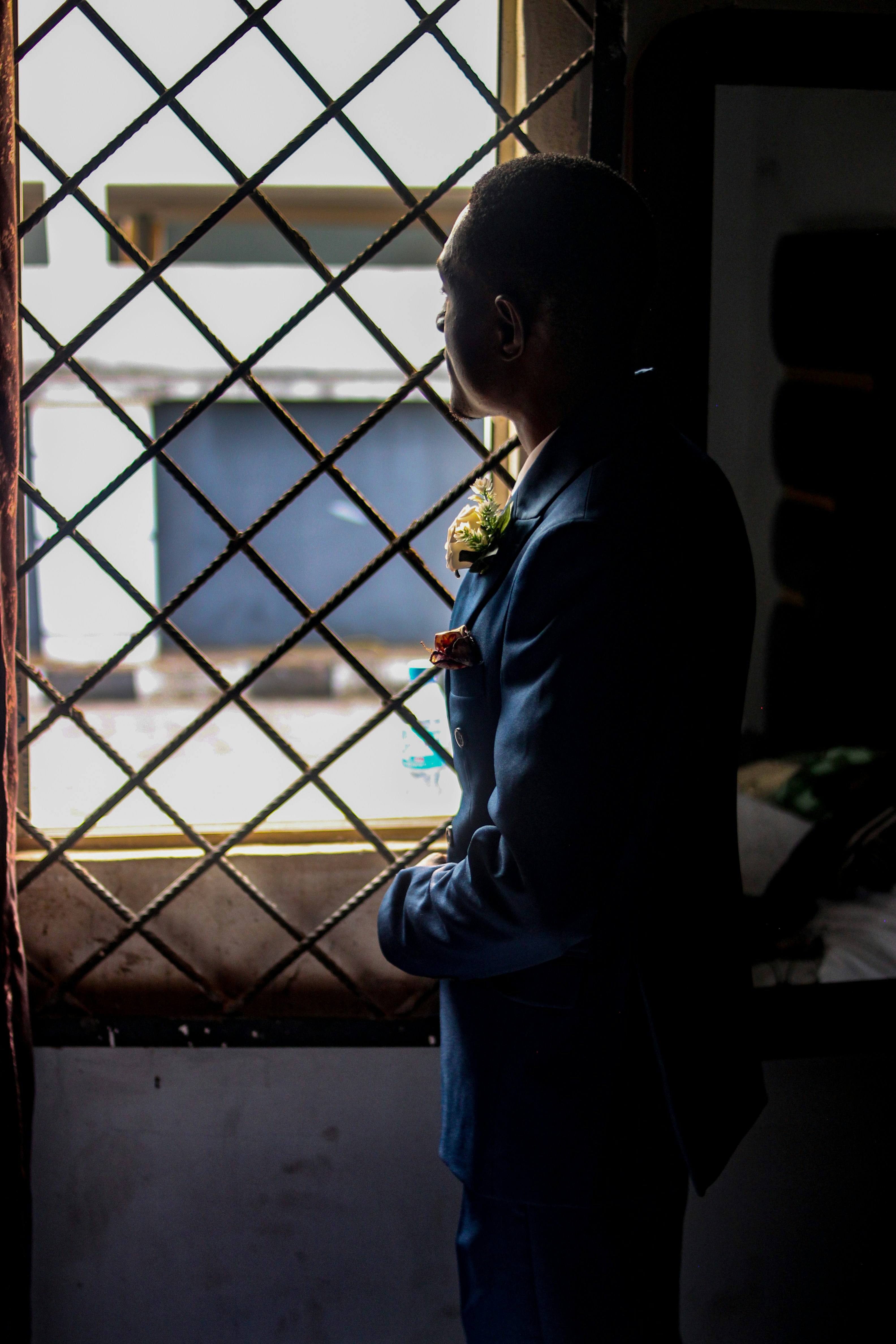 Homme en costume regardant par la fenêtre